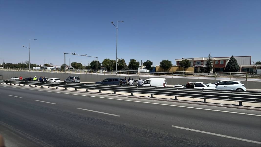 Konya merkezde 6 araçlı zincirleme kaza! 3